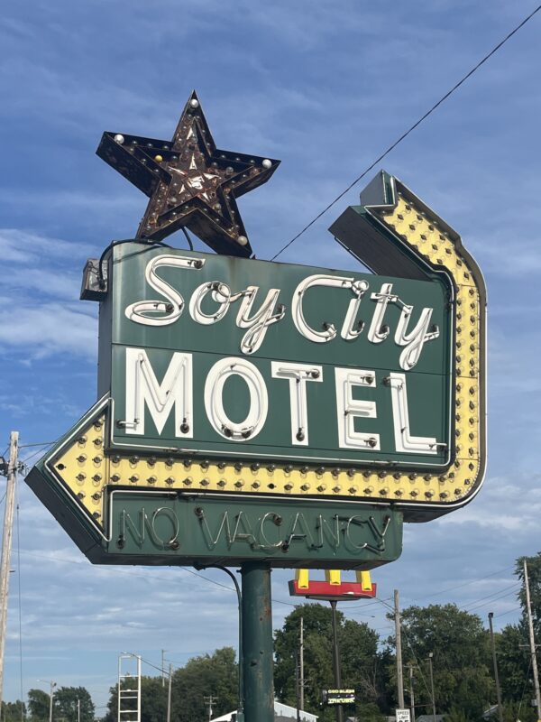 Neon sign that reads "soy city motel"