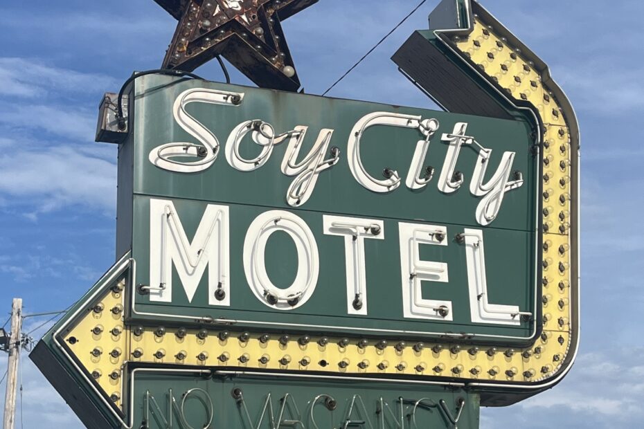 Neon sign that reads "soy city motel"